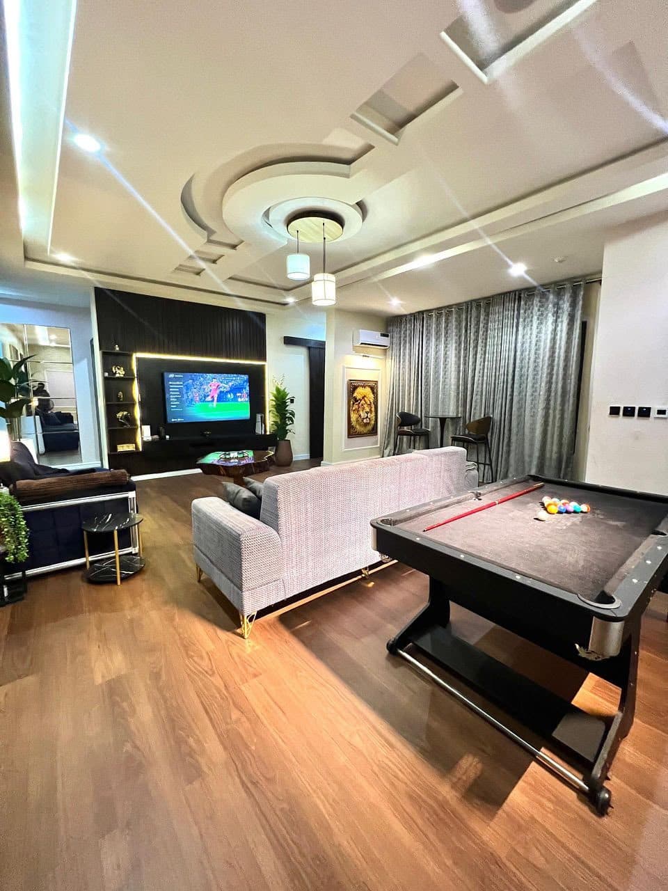 Cozy Nest: Luxury 2-Bedroom Apartment with Snooker & PS5, Jahi